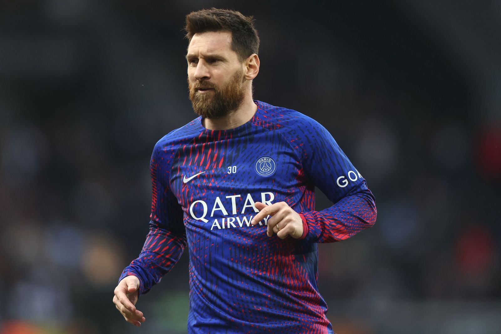 Lionel Messi con la camiseta de entrenamiento del PSG