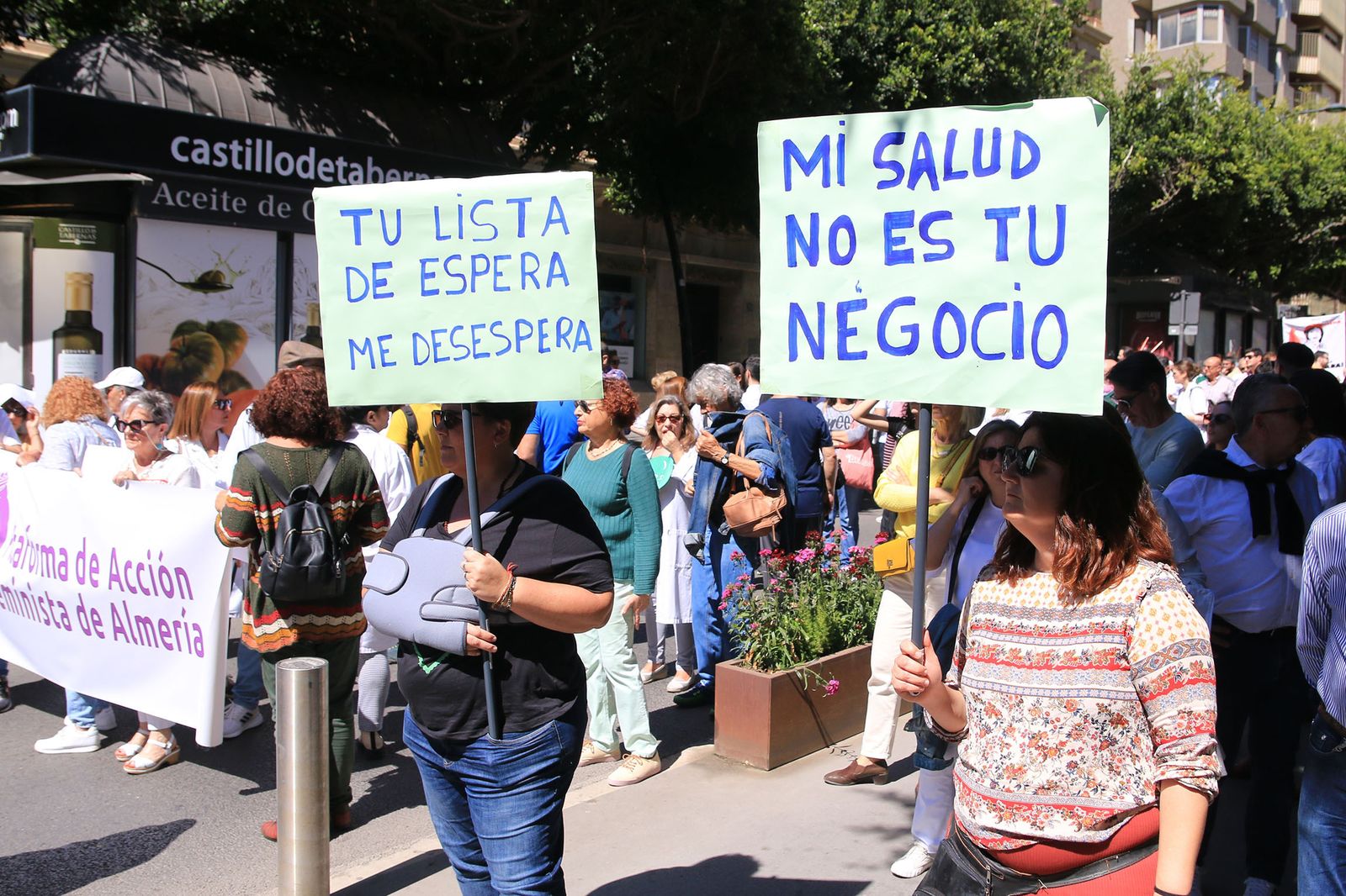 Los sanitarios de Almería se manifiestan contra la mala salud de la sanidad andaluza