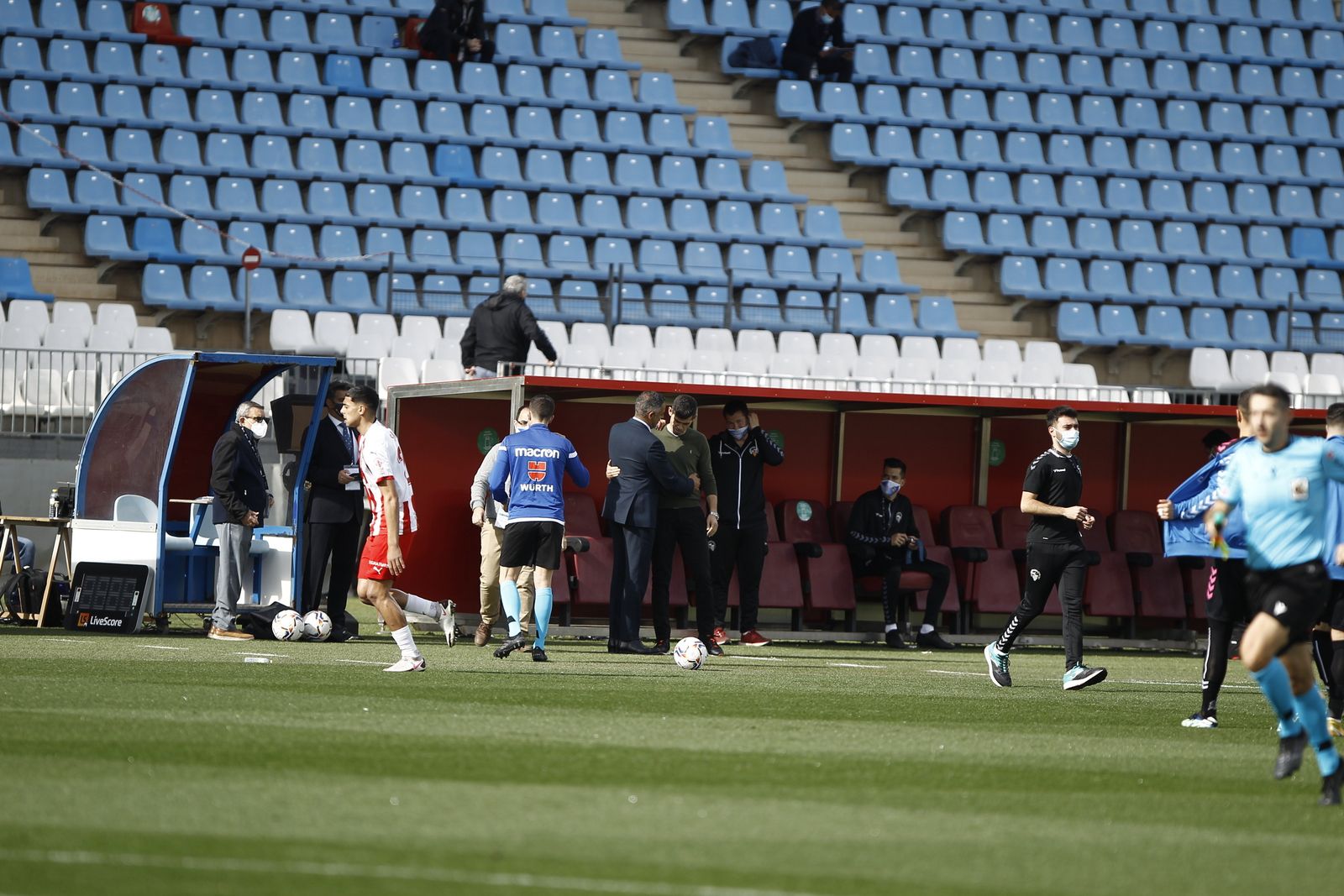 Gomes e Hidalgo se saludan al comienzo del partido.