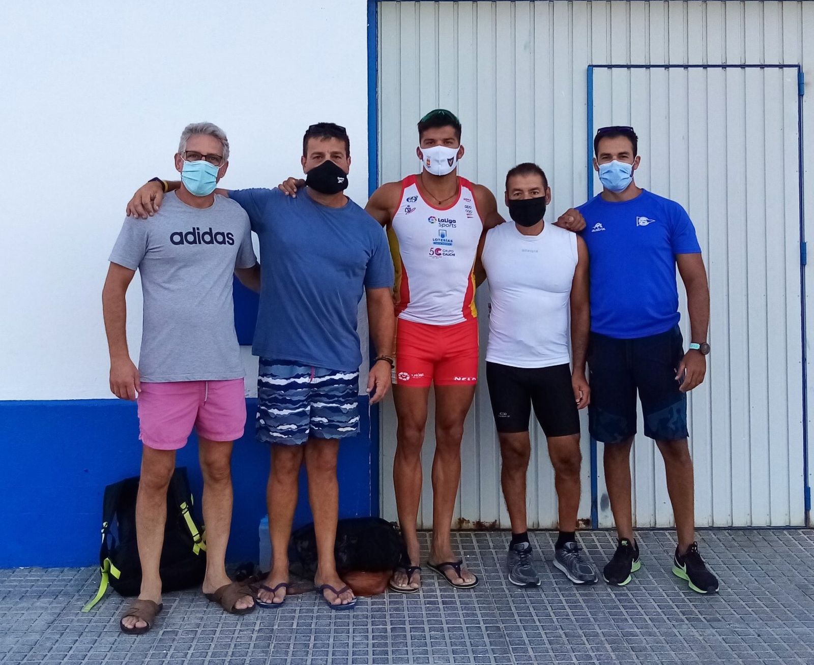 El campeón olímpico, en el centro, con  con piragüistas del Club Piragüismo Chiclana,