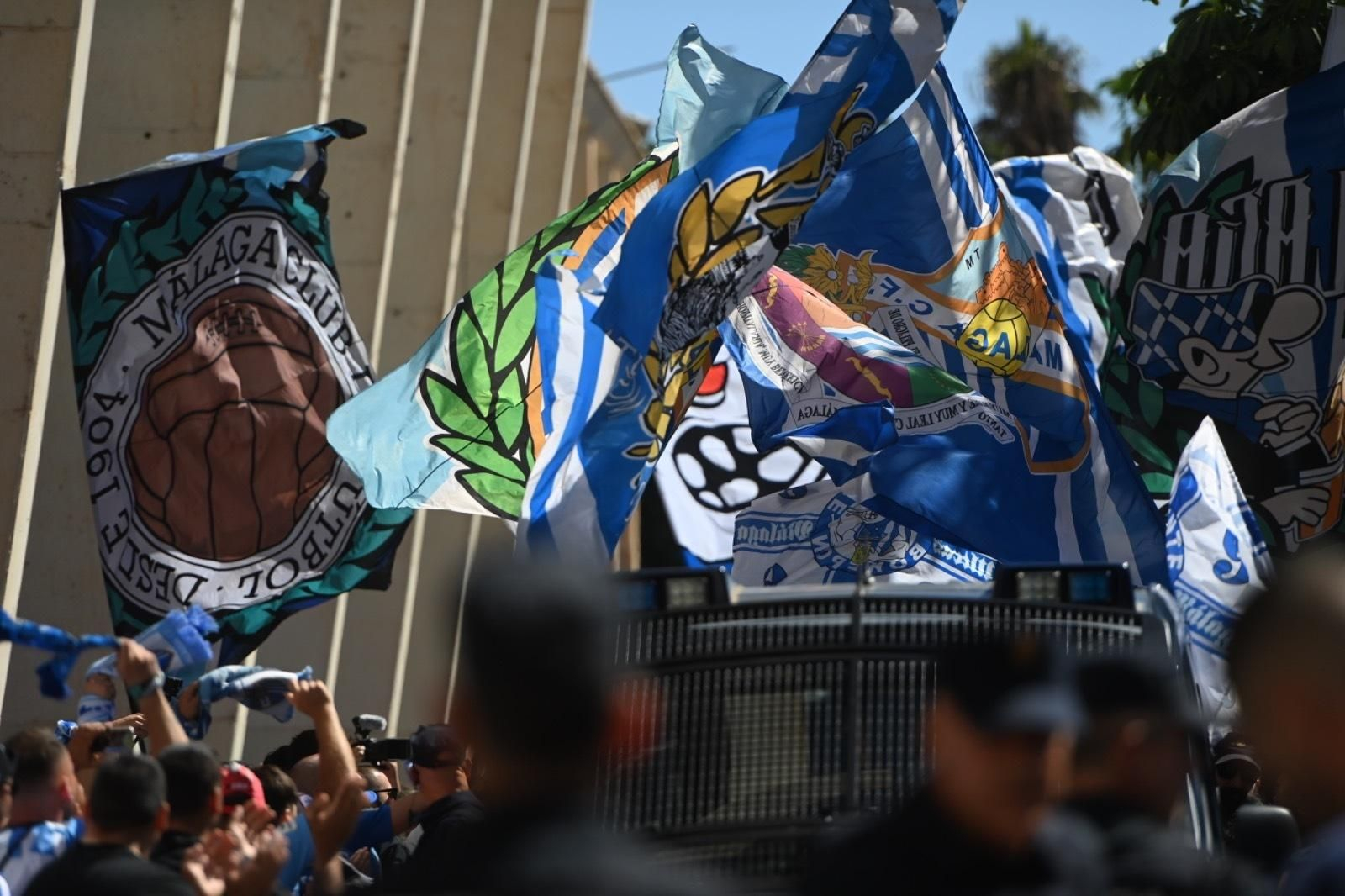 Las fotos del recibimiento de la afición antes del Málaga CF - Cartagena