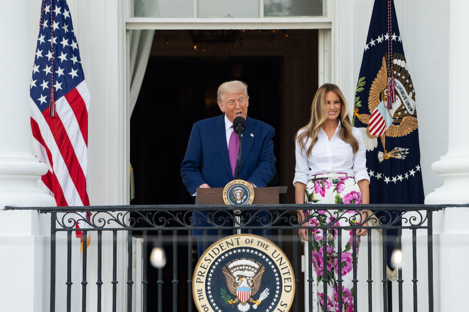 Trump junto a su esposa en el balcón presidencial