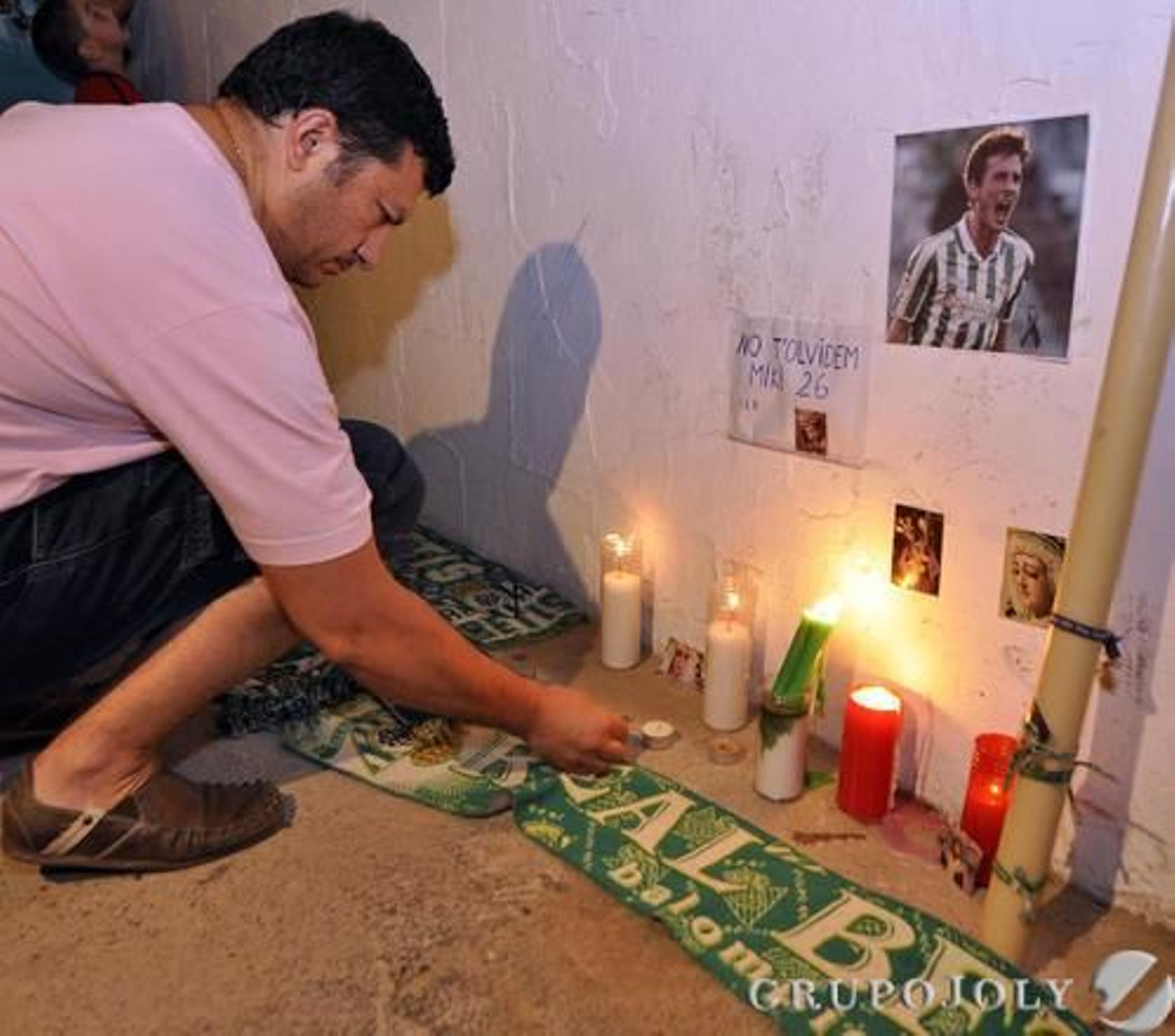 Decenas de béticos se concentraron en los alrededores del Benito Villamarín con fotos del jugador, banderas del Betis y velas el día de su muerte.

Foto: Manuel Gómez