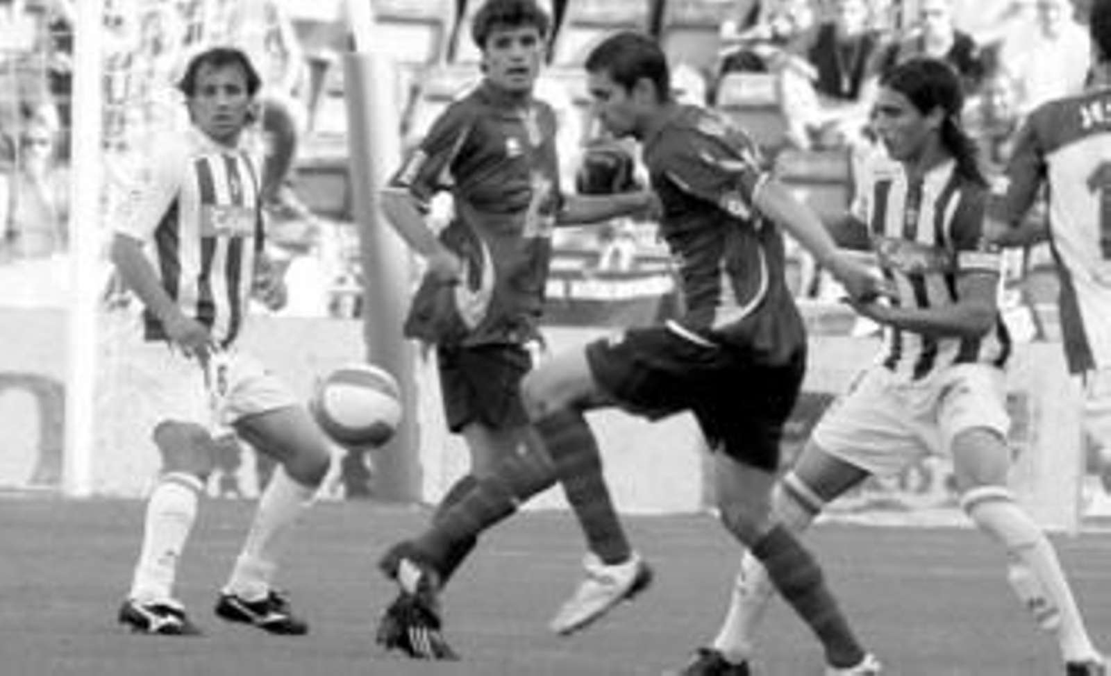 Pedro León, en el centro de la imagen, se acerca al Valladolid después de un brusco cambio en las negociaciones que mantenían con el Recre.