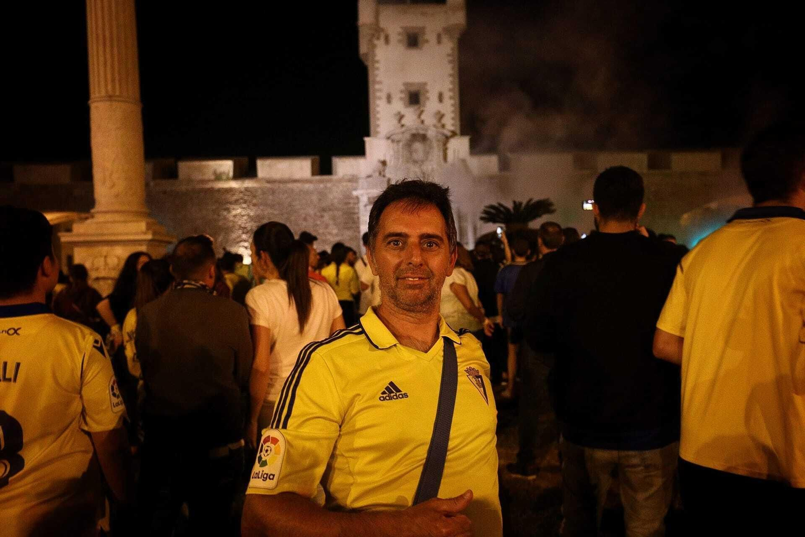Aficionados del Cádiz celebran la permanencia en Puertas de Tierra.