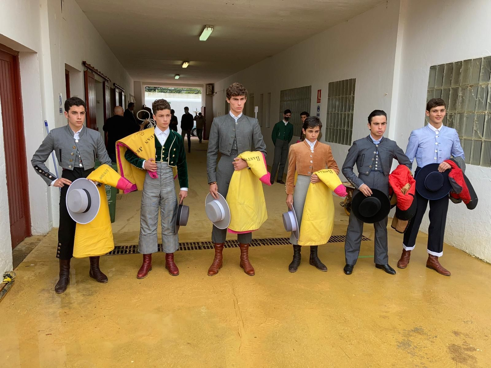 Los becerristas antes de salir al ruedo de Estepona.