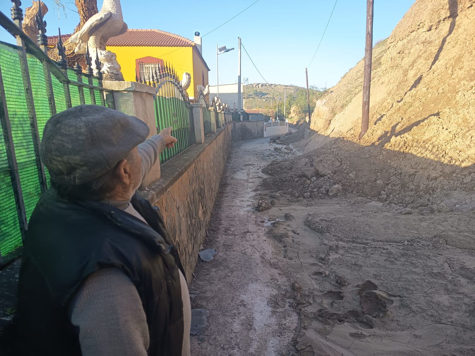 Felipe muestra la zona de los desprendimientos.