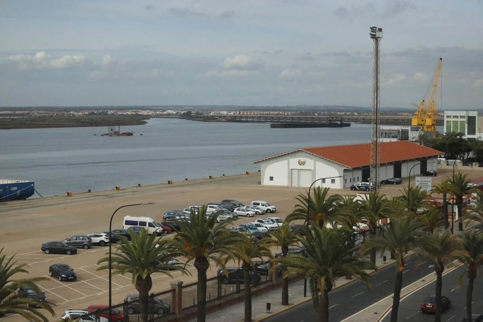 Muelle de Levante con uno de los Tinglados.
