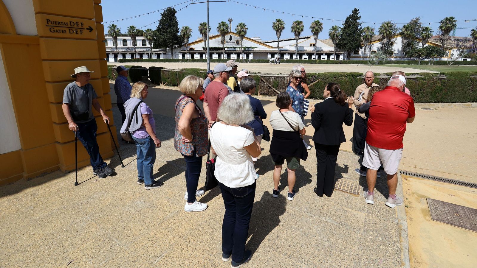 Varios turistas en la Real Escuela de Arte Ecuestre de Jerez durante una jornada de puertas abiertas