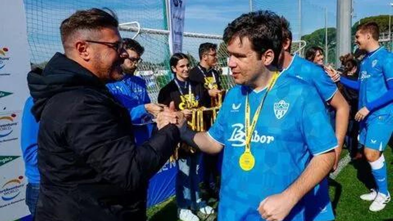 Los jugadores rojiblancos recibiendo una medalla al finalizar la participación en la jornada.