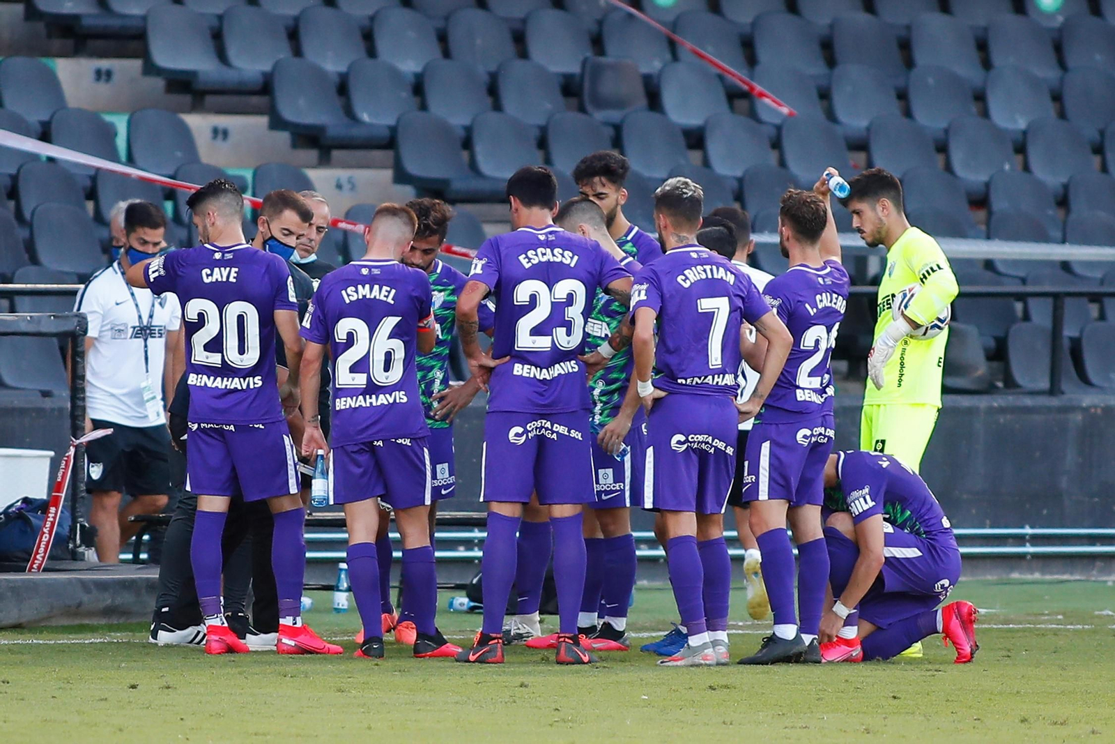 Los malaguistas, en una pausa para hidratarse del Castellón-Málaga.