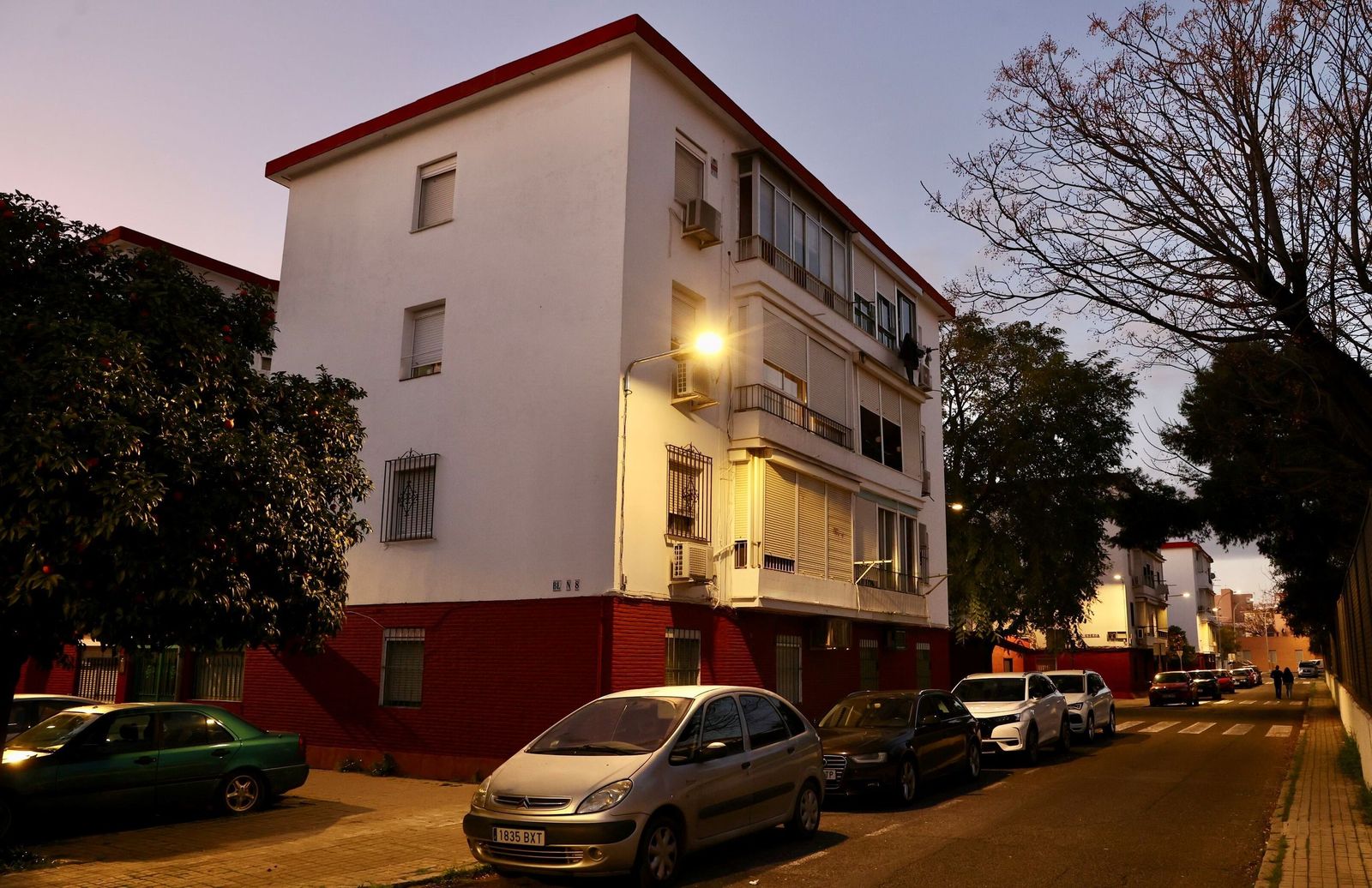 El bloque de la calle Sierra de Gata, en el Tiro de Línea, afectado por la estafa del Dioni de Pino Montano.