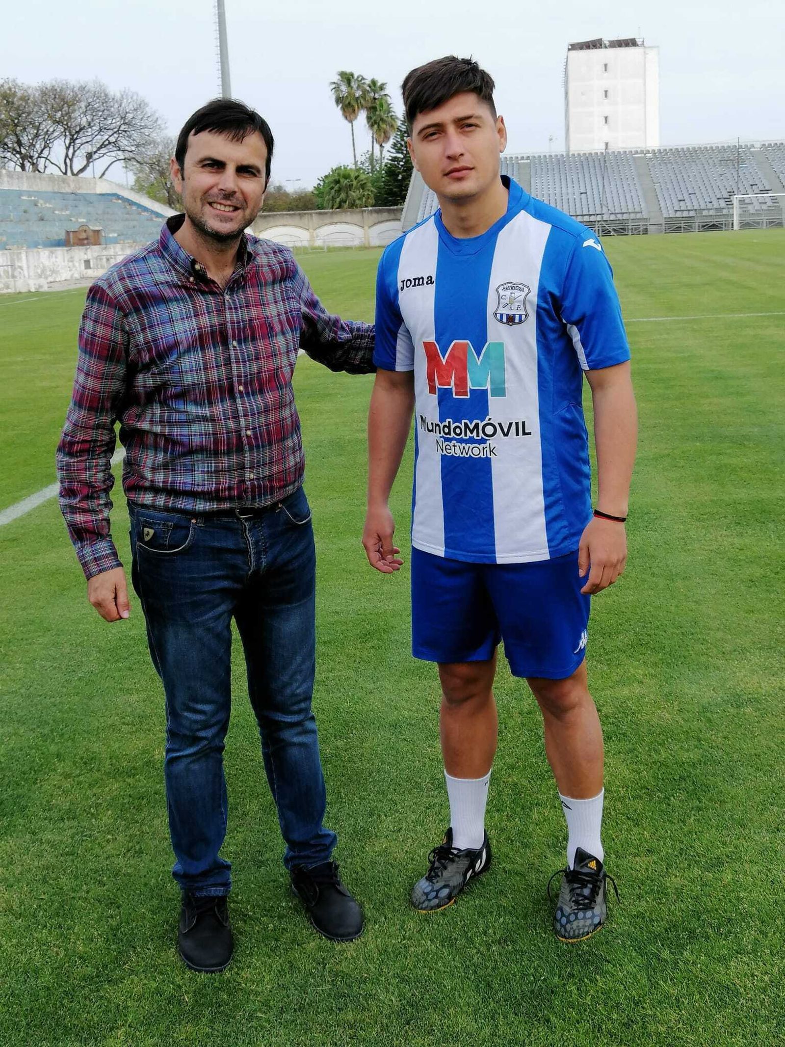 Pedro Garrido, presidente del Industrial, junto a Jorge, su nuevo fichaje.