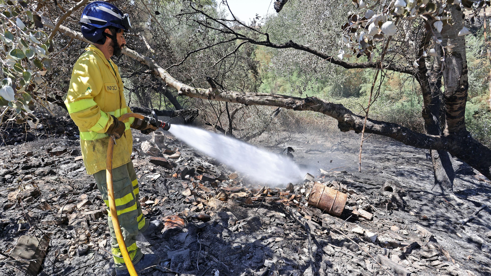 Infoca refresca la zona del incendio en La Ina