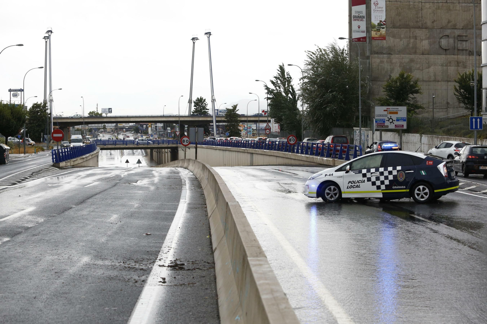 Imágenes del túnel anegado en la avenida de Andalucía