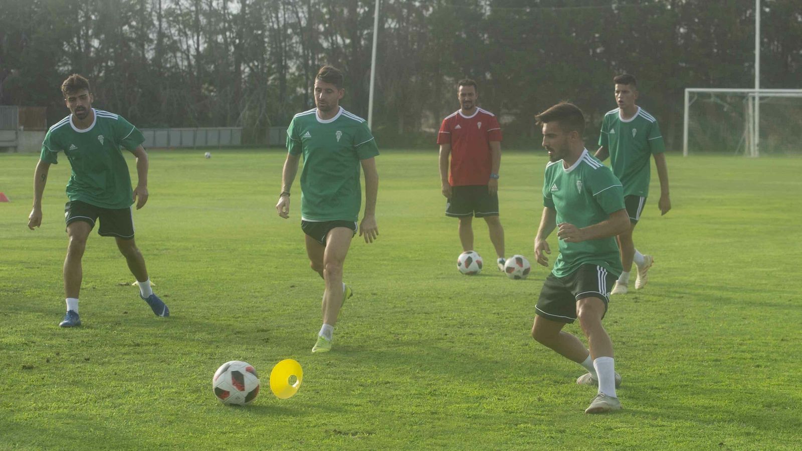 Zelu golpea el balón durante un rondo en un entrenamiento.