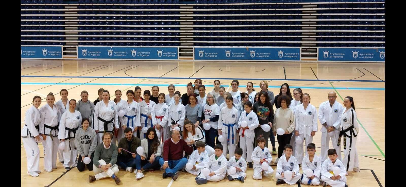 Las participantes, en el pabellón Ciudad de Algeciras.
