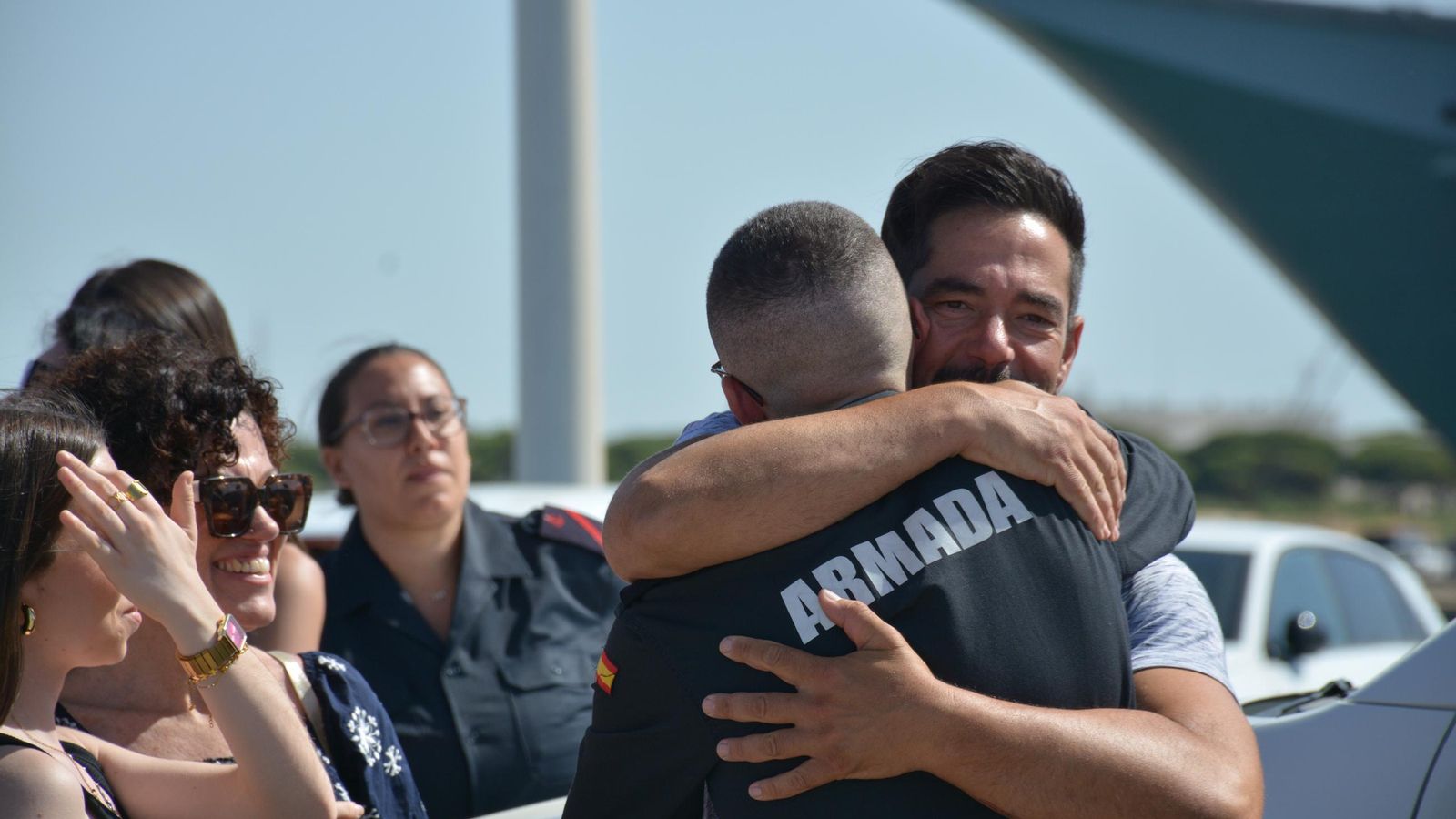 Abrazo en la Base de Rota antes de la salida de la fragata 'Navarra'.