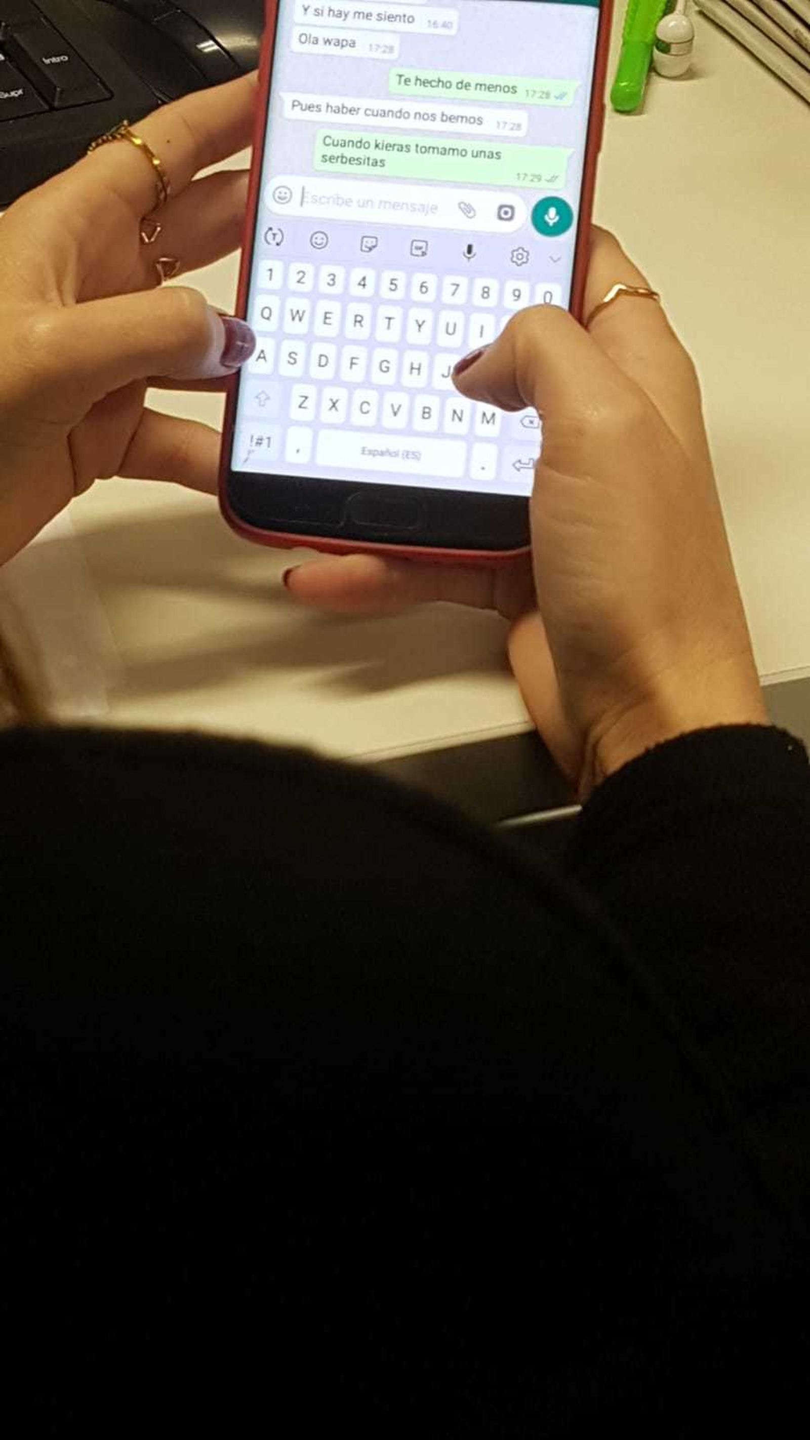 Una joven, con muchas faltas de ortografía, liga por el móvil.