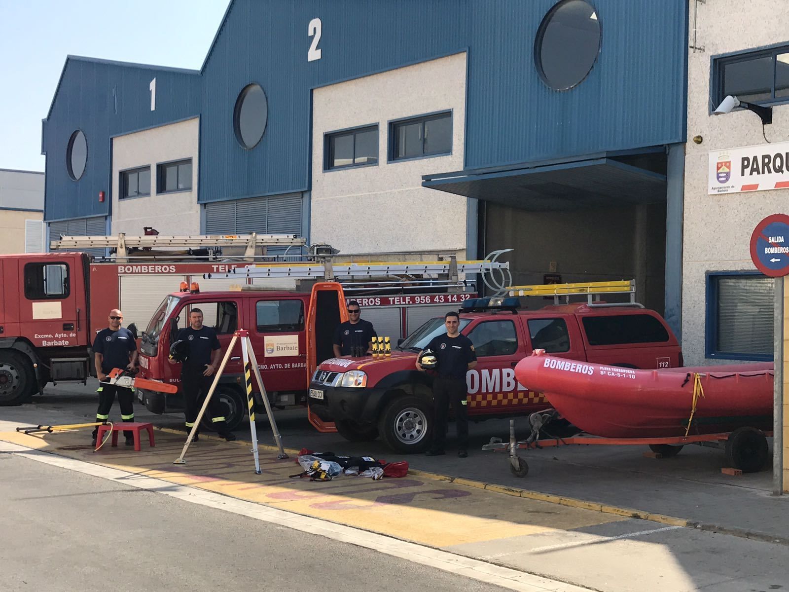 Miembros del equipo de Bomberos tras conocer el nuevo equipamiento.
