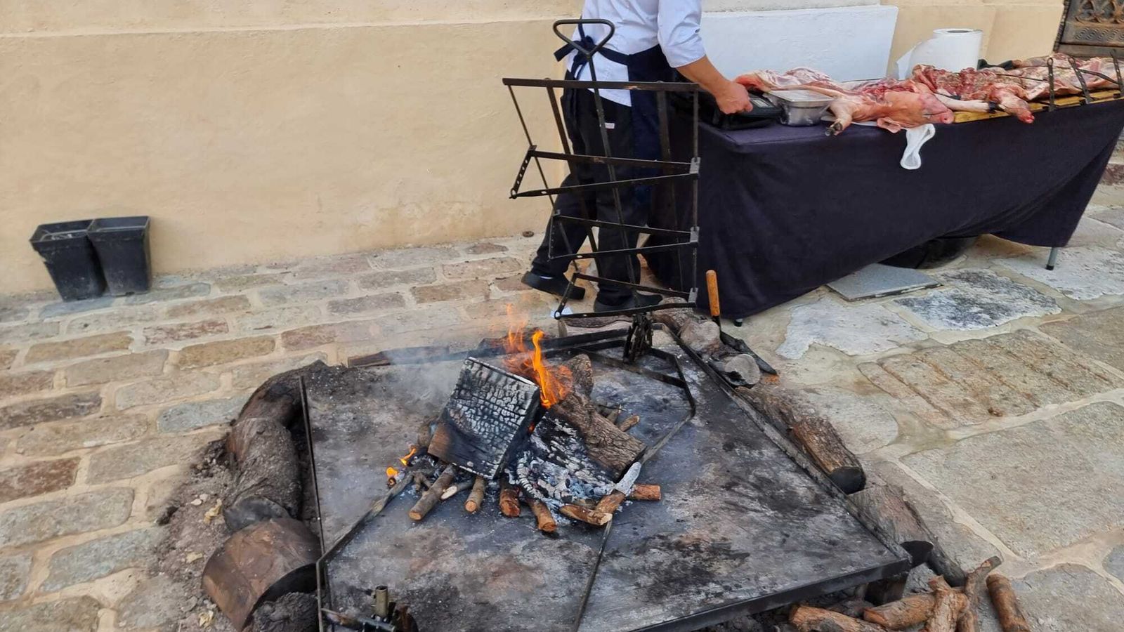 La barbacoa instalada en la Fábrica de Artillería para elaborar los cochinillos.