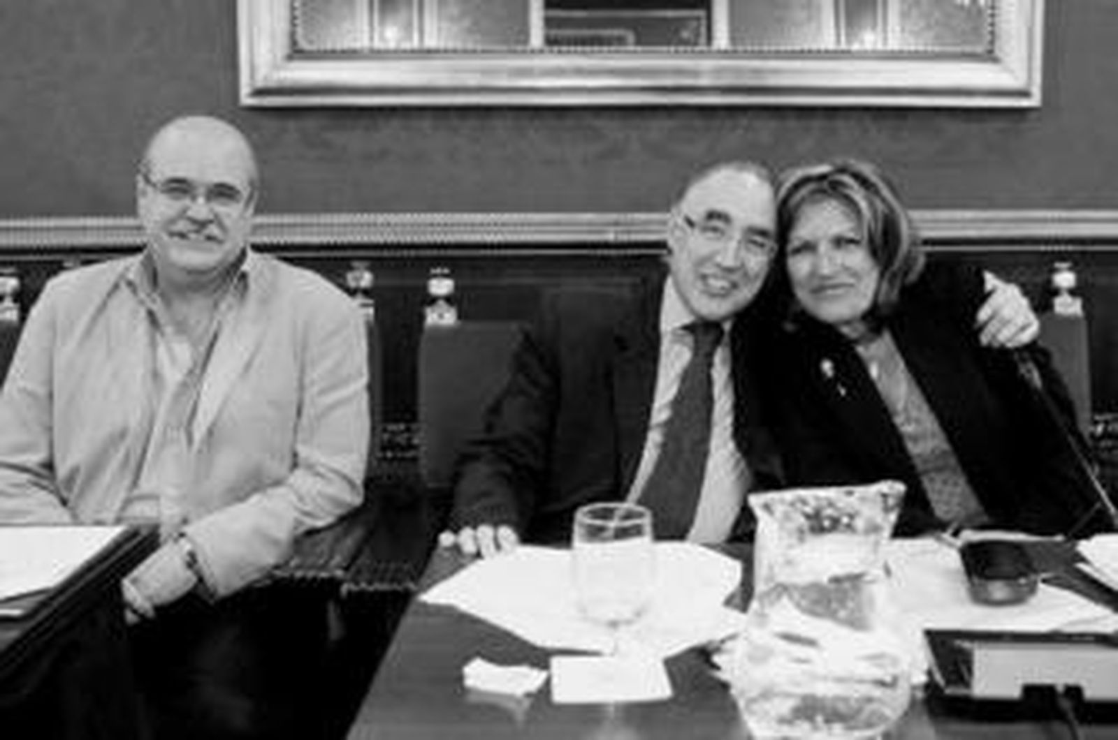 1. El hasta ayer portavoz socialista, Javier Torres Vela, junto con la nueva portavoz municipal, Carmen García Raya, y el edil Juan López Domech en la celebración del pleno municipal donde se informó de su renuncia al cargo. Ayer se cumplieron 25 años desde que Torres Vela tomara posesión como concejal por primera vez en el mismo salón de plenos del que se despidió. 2. Torres Vela recoge de manos del alcalde el escudo de la ciudad y unas fotos de su paso por el Ayuntamiento antes de decirle adiós a una carrera política de 30 años de actividad.