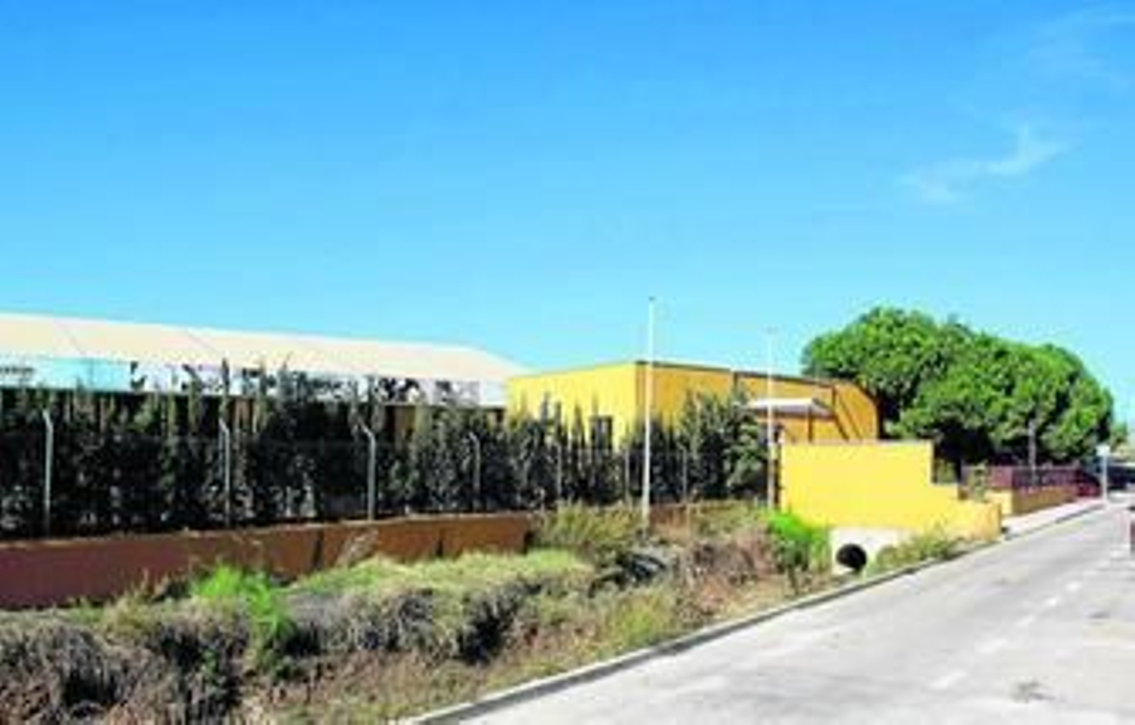 Imagen de archivo del exterior de la piscina de Campanillas.