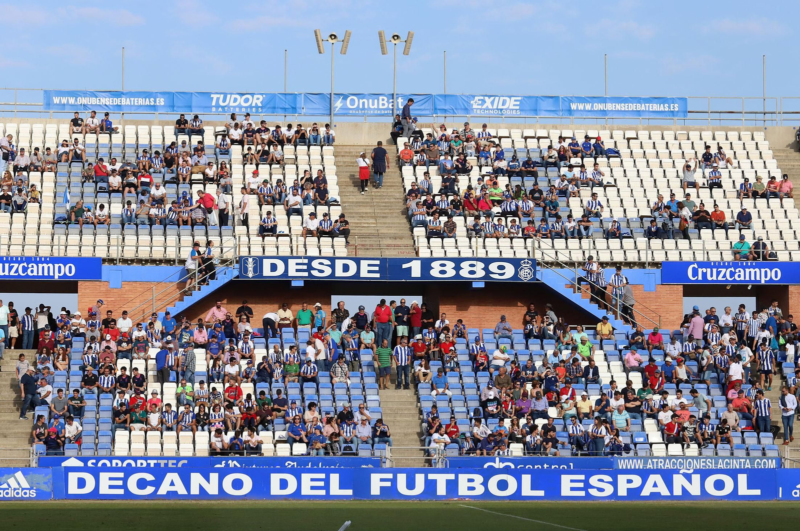 Imágenes del ambiente en el Estadio Nuevo Colombino