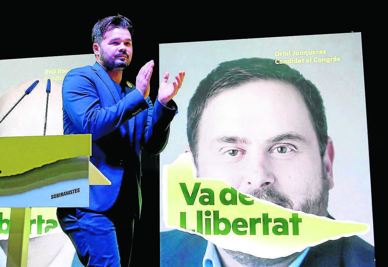 El candidato de ERC al Congreso Gabriel Rufián celebra la victoria de su partido en Cataluña.