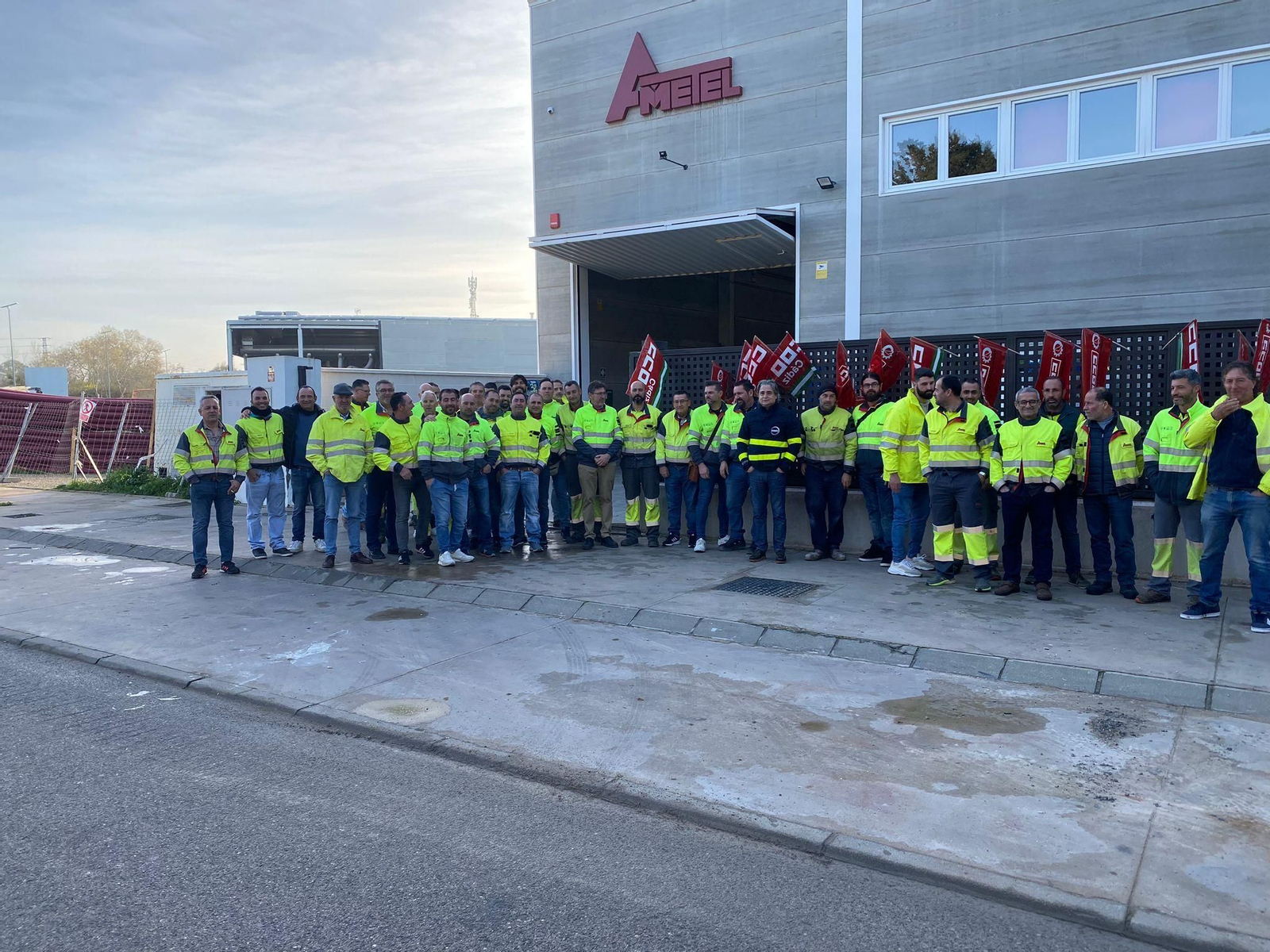 Los trabajadores de Ametel en la protesta este lunes
