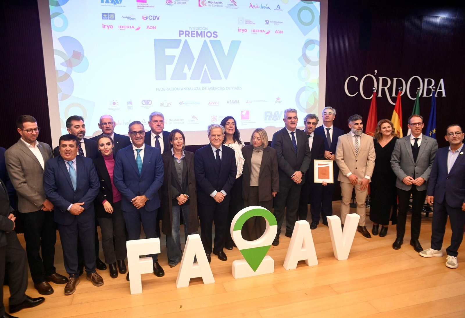 Foto de familia de los premiados con los representantes institucionales.