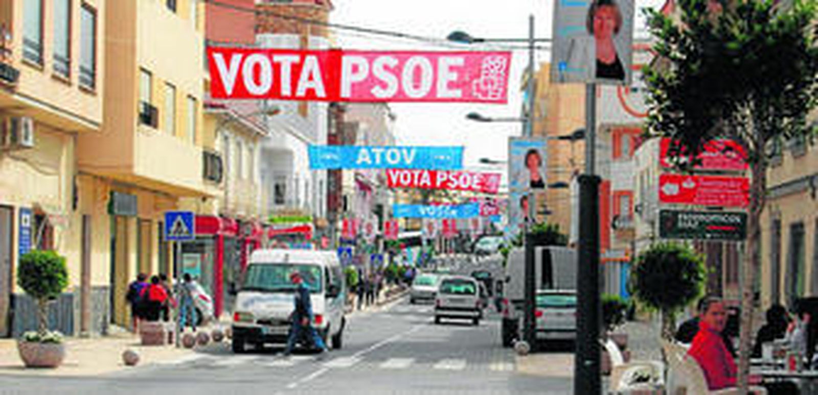 Con el inicio de la campaña electoral y la pegada de carteles, Albox luce una imagen que se asemeja a una gran verbena.
