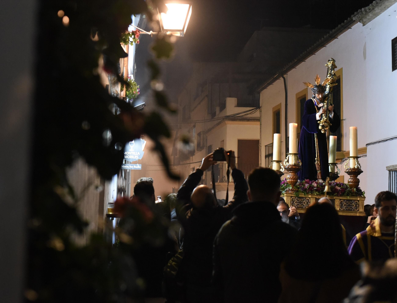 El vía crucis del Señor de Pasión por las calles de San Basilio, en imágenes