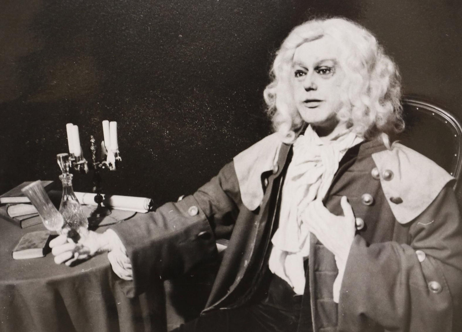 30 años de la Expo 92:  El capitán Thomas Coram, el robot de látex que invitaba a beber vino de Jerez  mientras recitaba a Shakespeare.