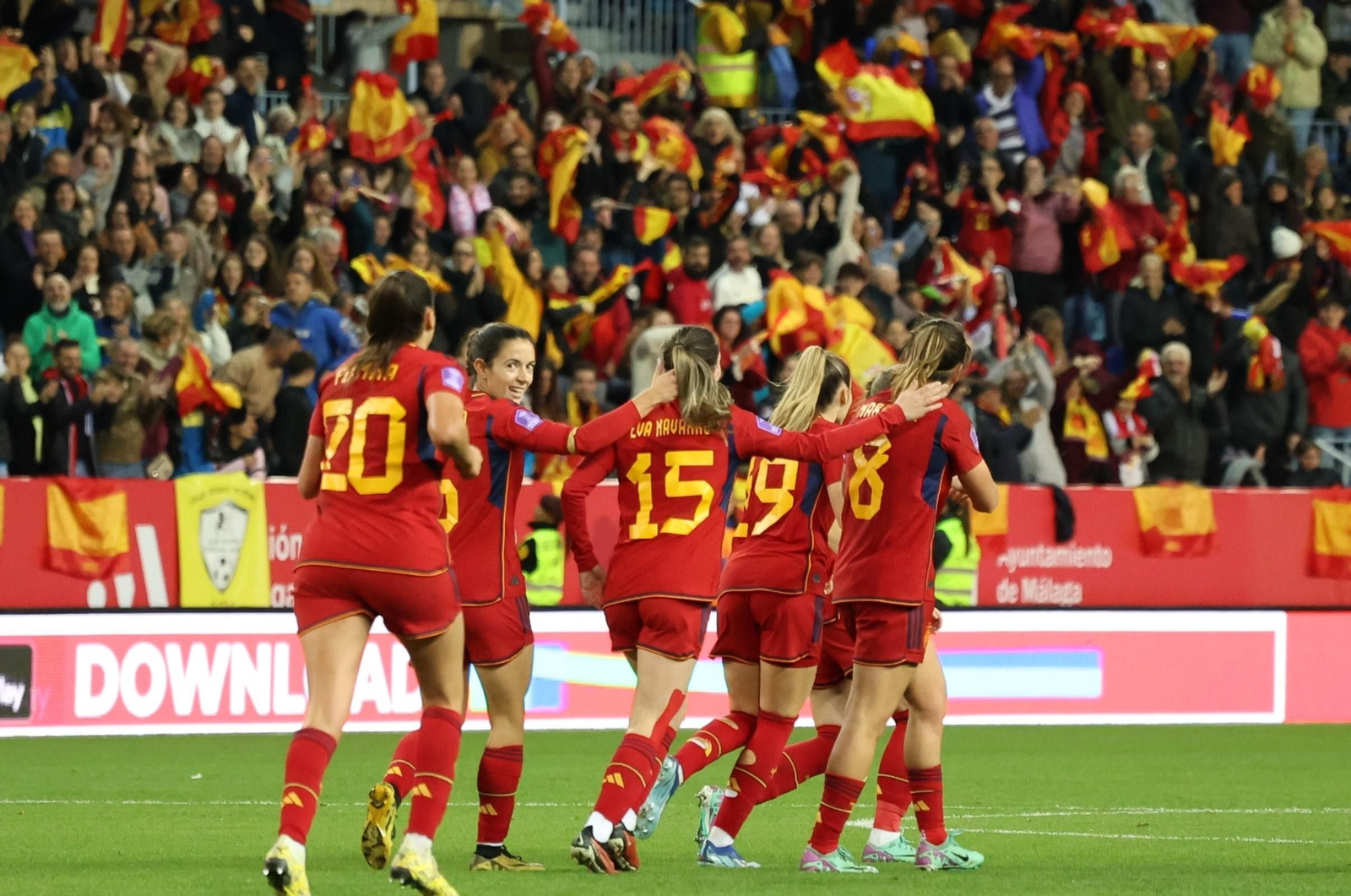 España celebra un gol en La Rosaleda.