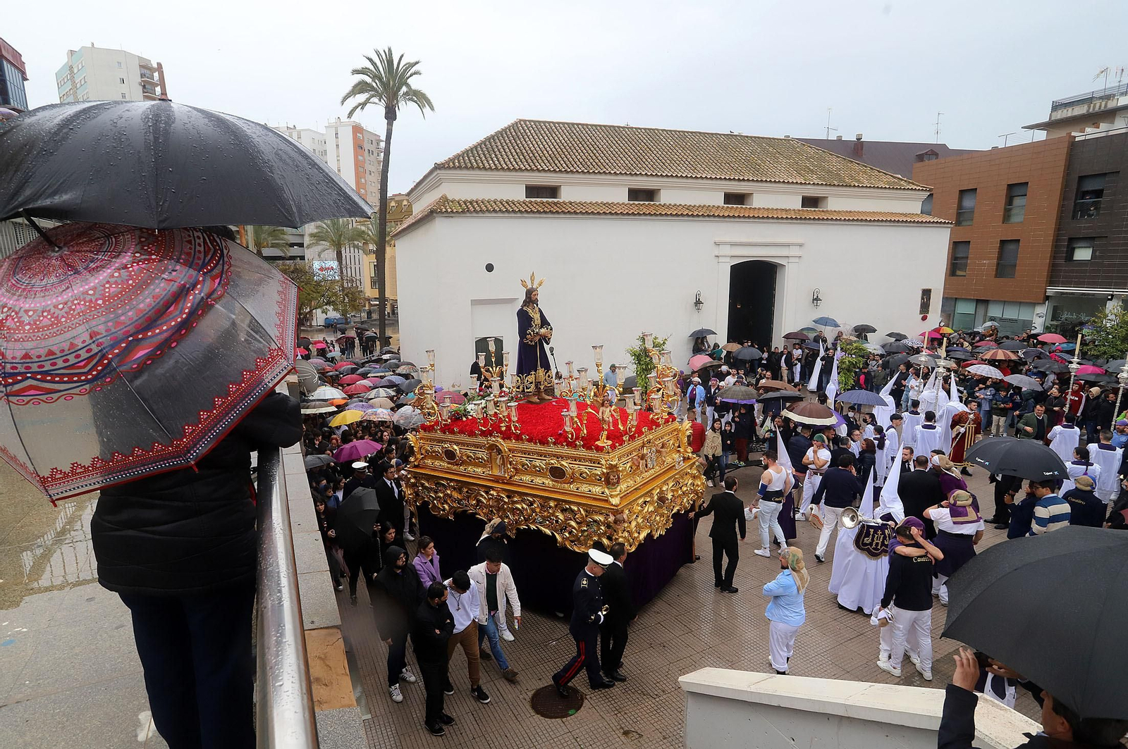 Imágenes de la procesión del Cautivo  bajo la lluvia en Huelva