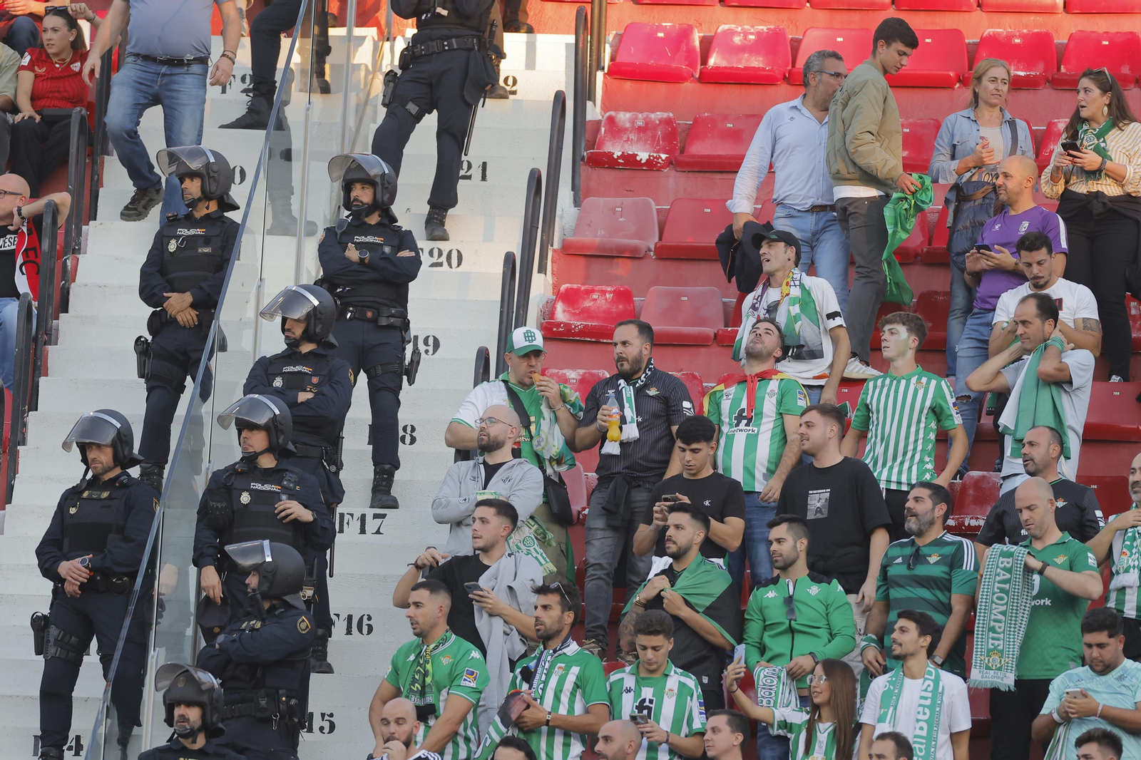 Búscate en las fotos del Sevilla-Betis