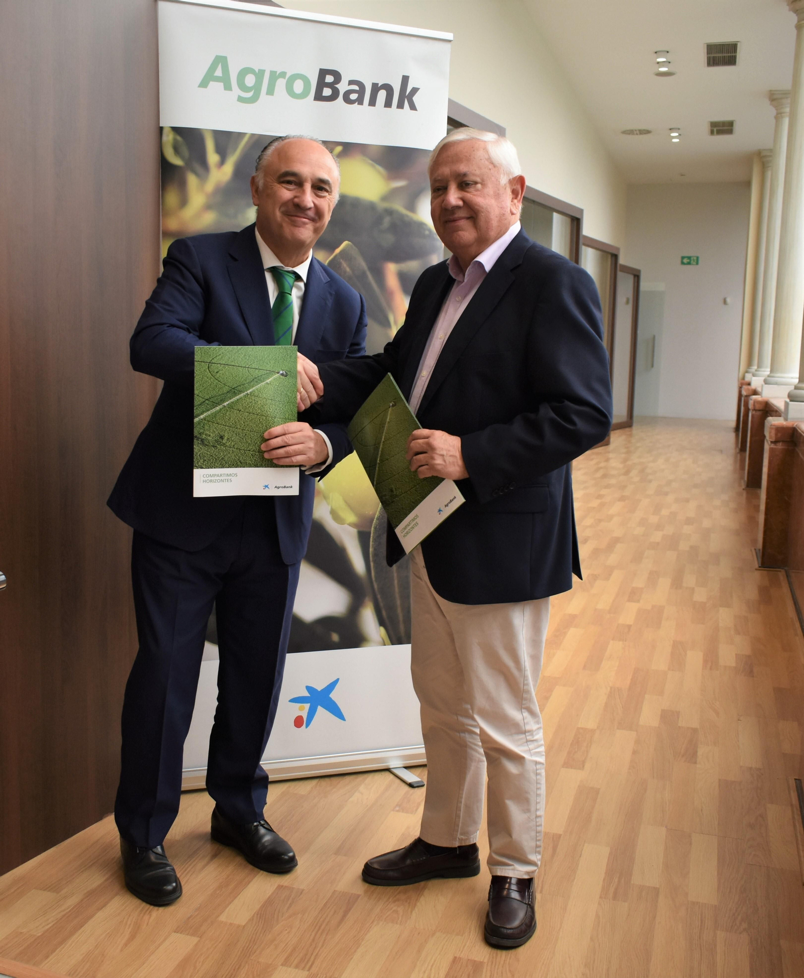 Juan Ignacio Zafra, director territorial de Caixabank, y Antonio Martín, presidente de Algosur