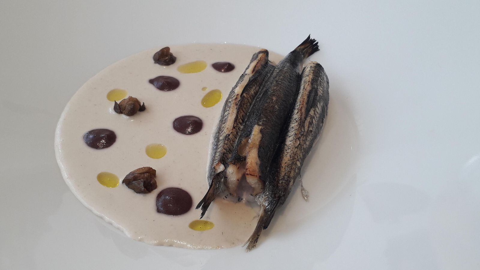 Boquerones, sopa fría de berenjena ahumada y alcaparras.