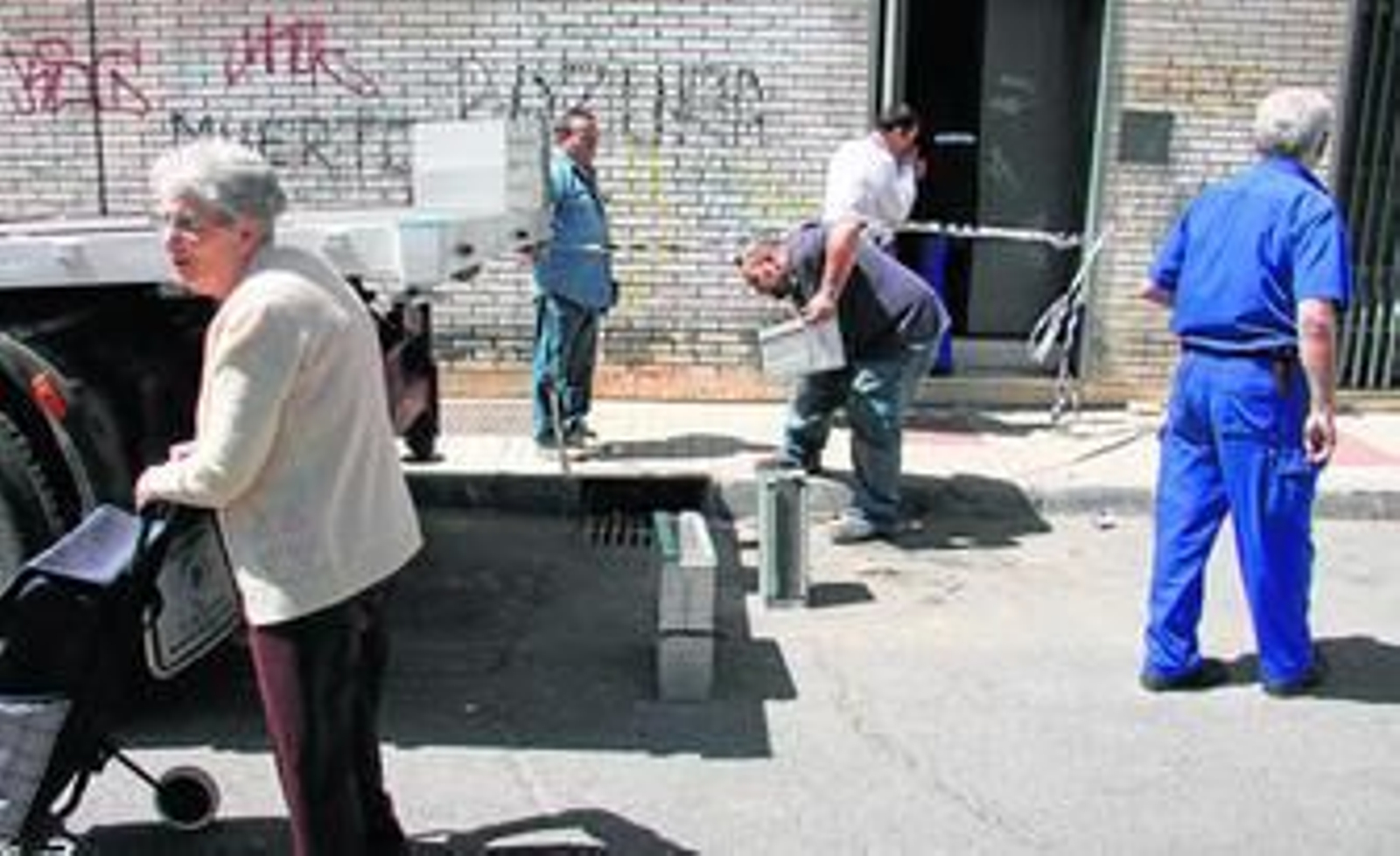 Varios operarios trabajan para solucionar la avería ocasionada en una central de telefonía tras un incendio.