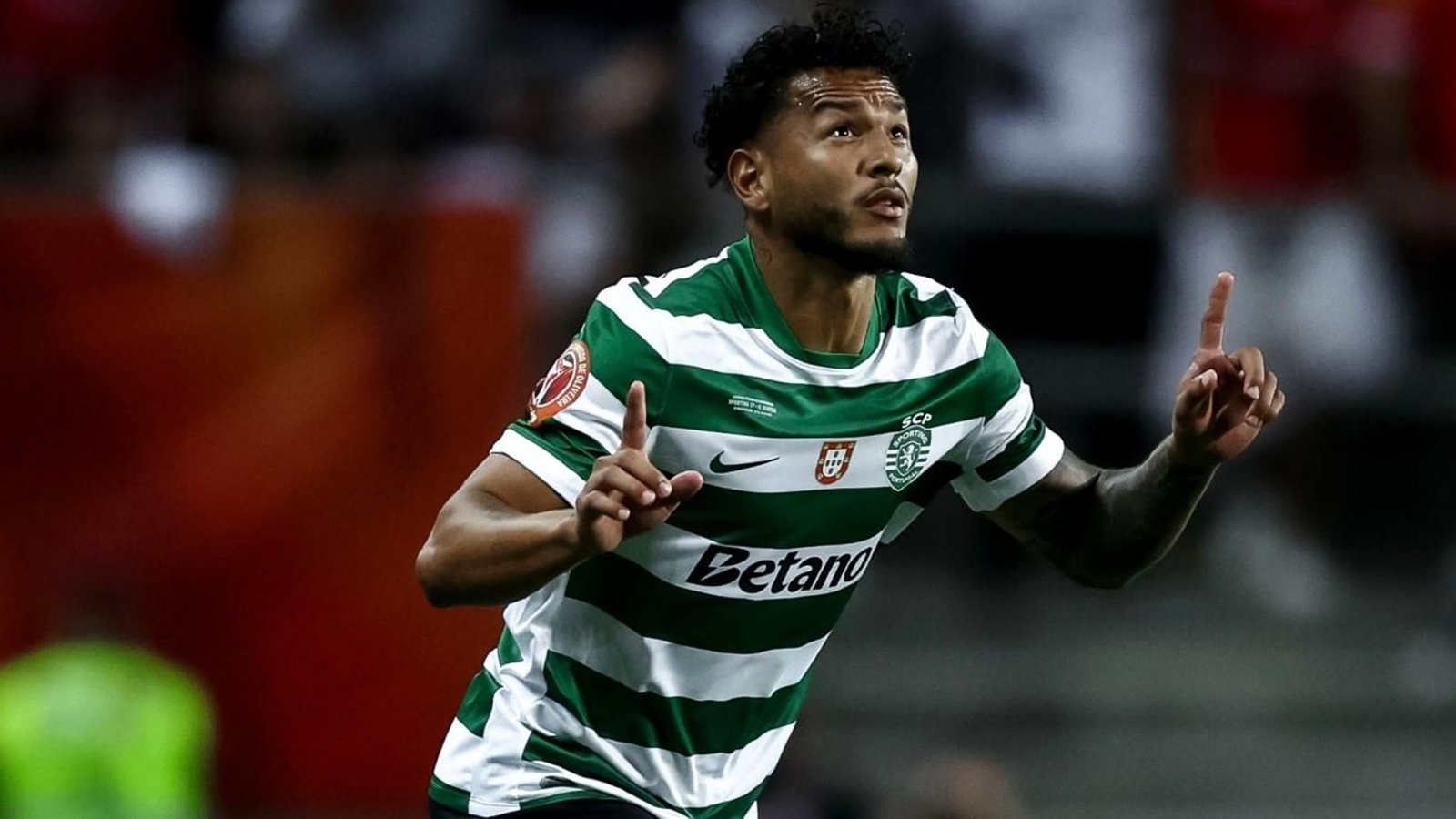 Luis Suárez ingresa en el terreno de juego en su debut con el club luso.