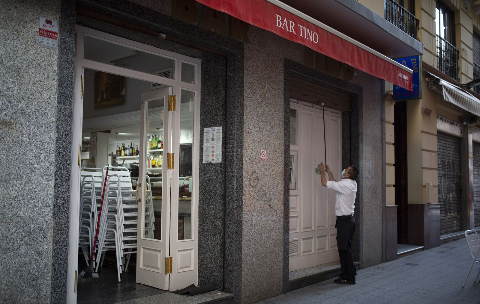 El cierre de los comercios y la hostelería se adelantan en Sevilla