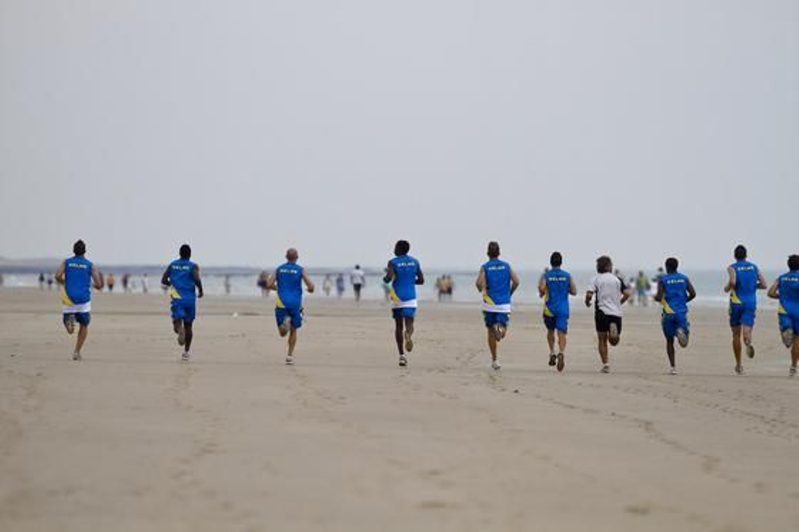 El Cádiz cambia el césped por la arena de la playa para seguir con su preparación para la temporada. 

Foto: Lourdes de Vicente