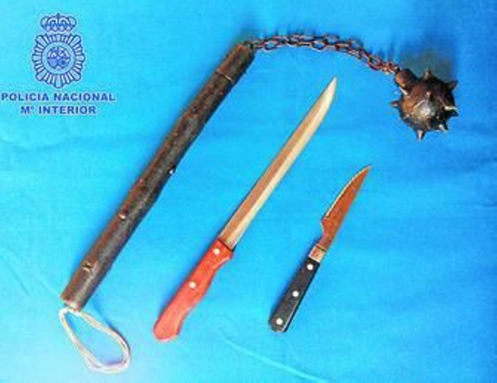 Fotografía facilitada por la Policía de la maza de guerra y los cuchillos.