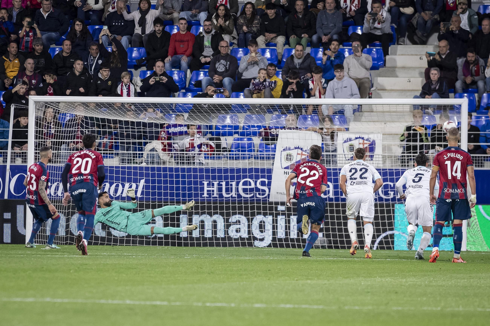 Las imágenes del partido entre el Huesca y el Cádiz C.F