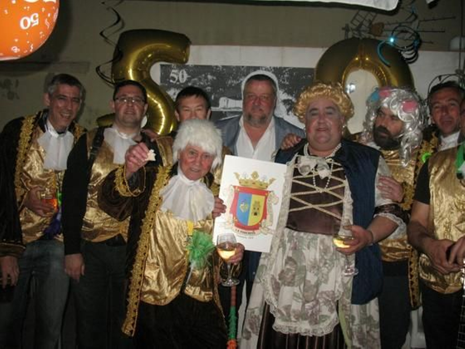 La chirigota de Rufo La poderosa, con el anfitrión, tras finalizar su actuación.

Foto: Ignacio Casas de Ciria