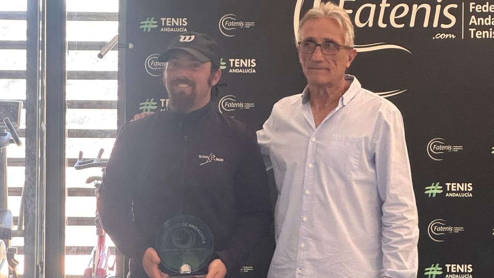 El malagueño recibe el premio.