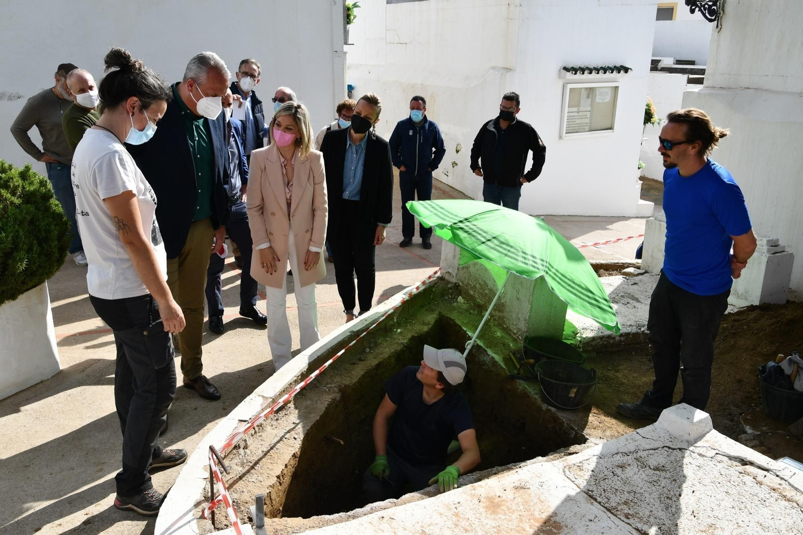 Ruiz Boix y Lucía Trujillo, junto a la excavación.