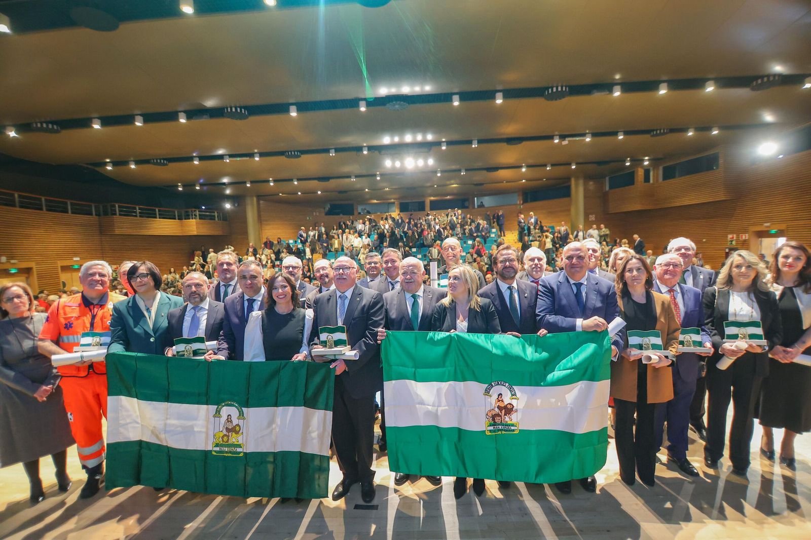 Foto de familia de los premiados con las Banderas de Andalucía 2024