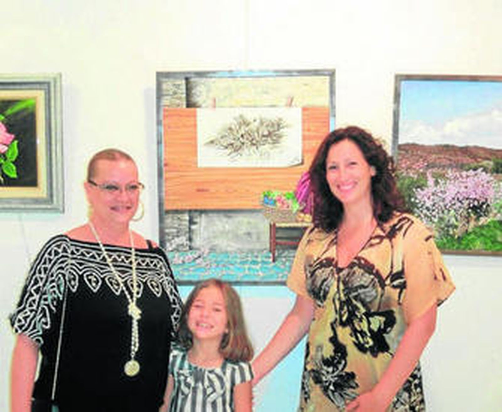Isabel Toresano con su nieta Agatha Rodríguez y María Vázquez.